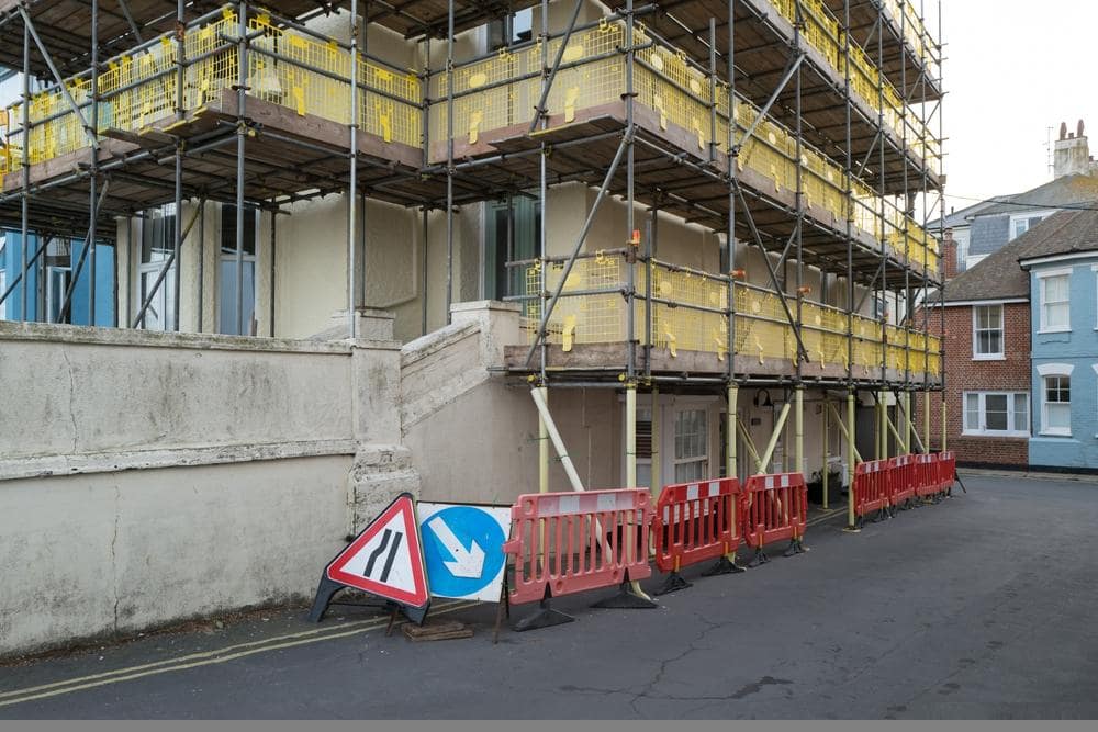 large,amount,of,scaffold,installed,around,a,large,,end,of